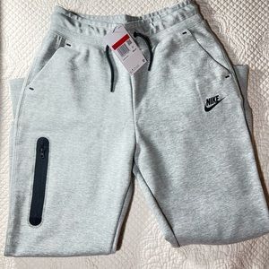 New w/Tags Nike Sportswear Tech Fleece Pants -Girl Gray Size L -Big Kids